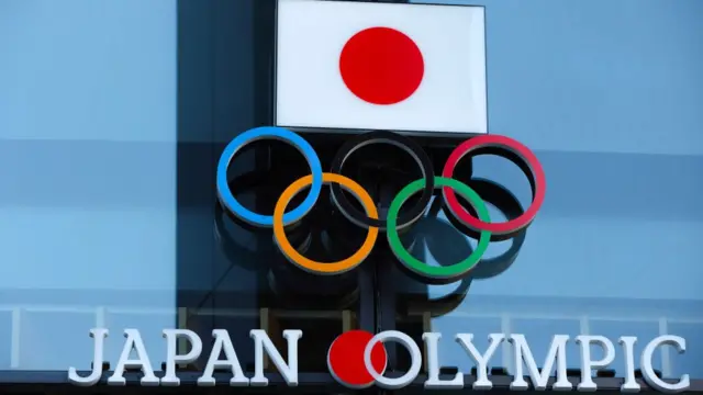 Bandeira japonesa e logo dos Jogos Olímpicos