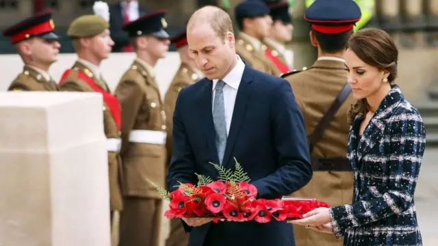 Королевская чета возложила венок у мэрии Манчестера в рамках мемориальной кампании, посвященной столетию Первой мировой войны.