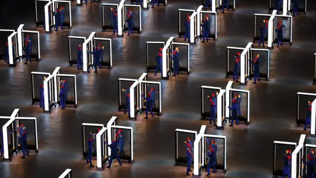 Спортчулардын салтанаттуу жүрүшүнөн кийин стадионго бийчилер чыкты.