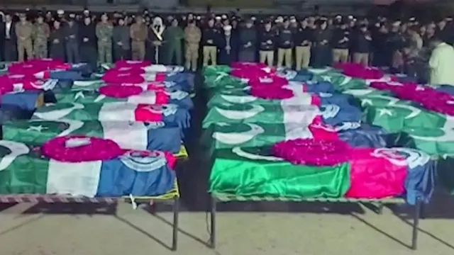 أقيمت جنازة جماعية لضحايا الشرطة