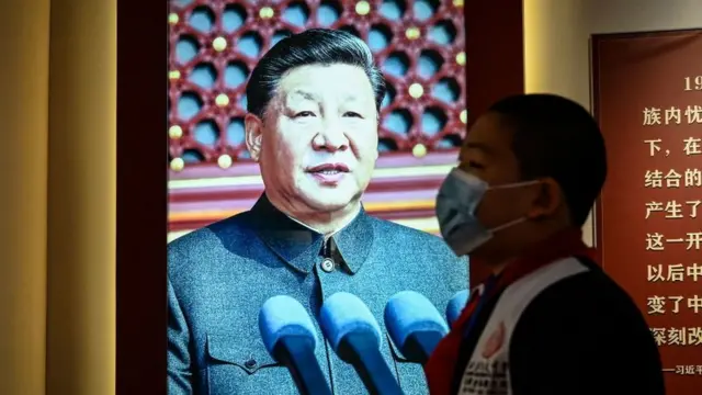 Un chico en una exposición del partido Comunista chino.