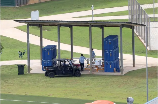 2020年2月5日，醫務人員在位於印度洋的聖誕節島澳大利亞移民拘留中心為隔離區做凖備，隔離從中國武漢轉移來的新型冠狀病毒的疏散人員。