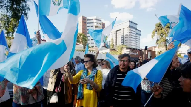 Personas con banderas de Guatemala se congregaron frente a la sede de la Cicig para respaldar la decisión de Jimmy Morales.