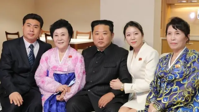 김정은 북한 국무위원장은 지난 4월 평양 보통강안 다락식 주택구 준공식 참석 뒤 리춘히 조선중앙TV 아나운서에게 제공된 살림집을 직접 찾기도 했다