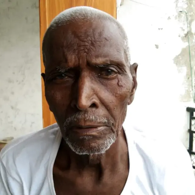 Padesar Yadav em foto aproximada de rosto, com feição séria