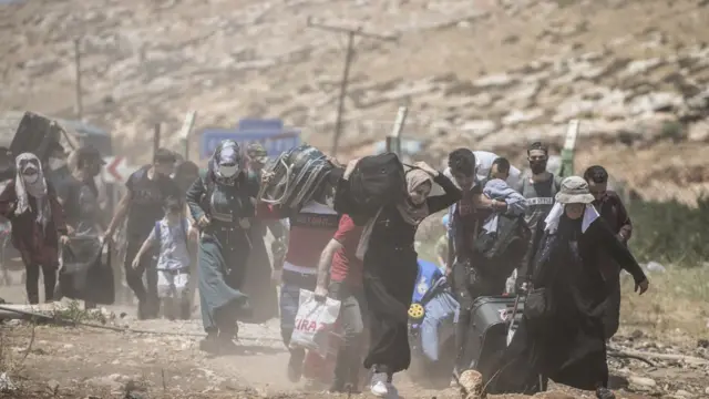 Kurban Bayramı'nda Türkiye'den izinle Suriye'ye geçiş yapan Suriyeliler