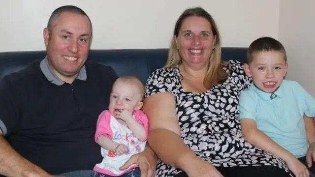 ਲੇਸੀ ਦੇ ਮਾਂ ਬਾਪ ਅਤੇ ਭਰਾ ਐਲਫ਼ੀ ਨਾਲ