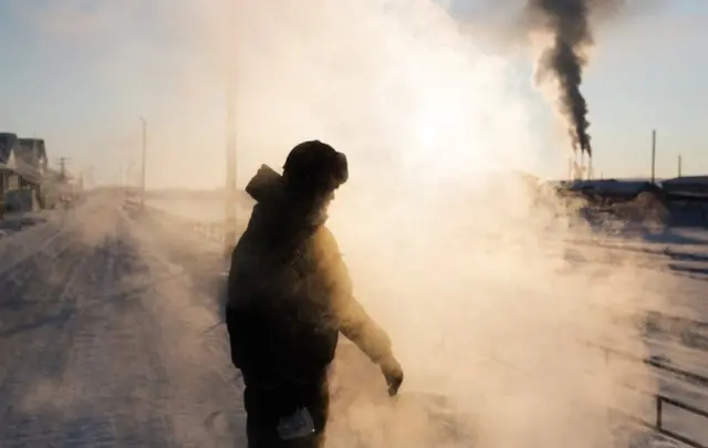 అయాల్ వేడి నీటిని గాలిలోకి విసరగానే అవి వెంటనే ఆవిరై పోతున్నాయి.