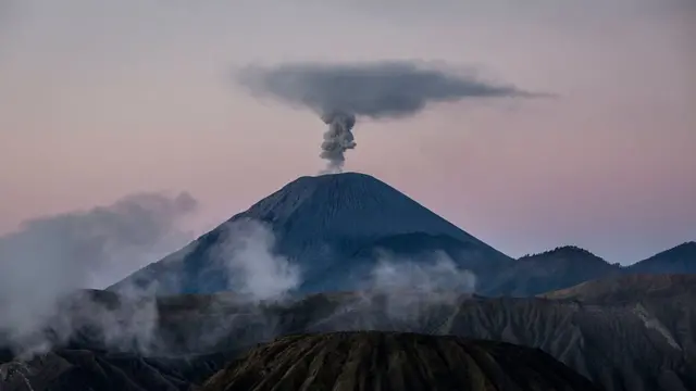 Gunung Semeru meletus video: Indonesia volcanic eruption make pray for Semeru to trend