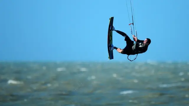 Andre pratica kitesurf