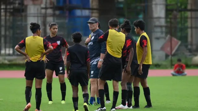 कोच के साथ भारतीय महिला फुटबॉल टीम