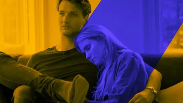 Belle dormida en brazos de su novio.