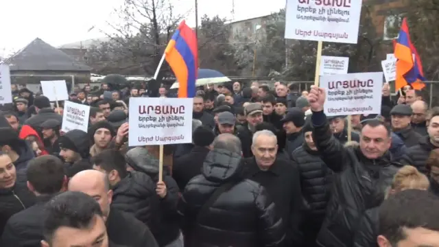 Məhkəmə binası qarşısına yüzlərlə Sarkisyanın tərəfdaşları toplaşıb. Lövhələrdə Serj Sarkisyandan sitat: "Artsax heç vaxt Azərbaycanın tərkibində olmayacaq"