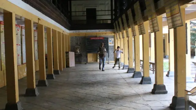 શાળાના પરિસરની તસવીર