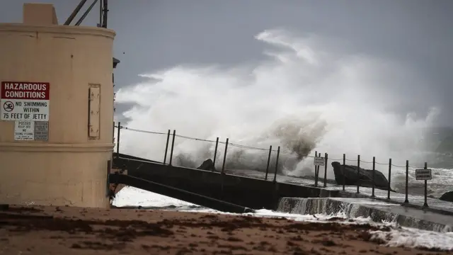 フロリダ州シンガー島に打ち寄せる高波