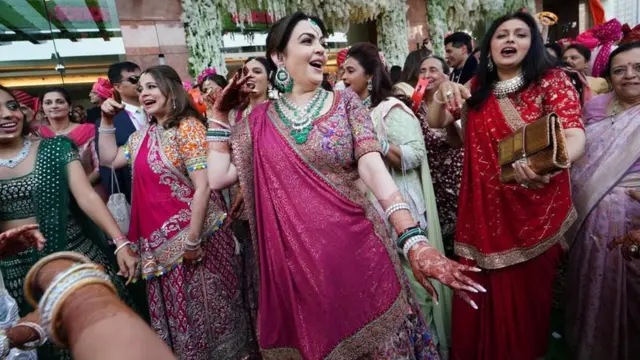 પુત્રના લગ્નમાં મન મૂકીને નાચ્યાં નીતા અંબાણી