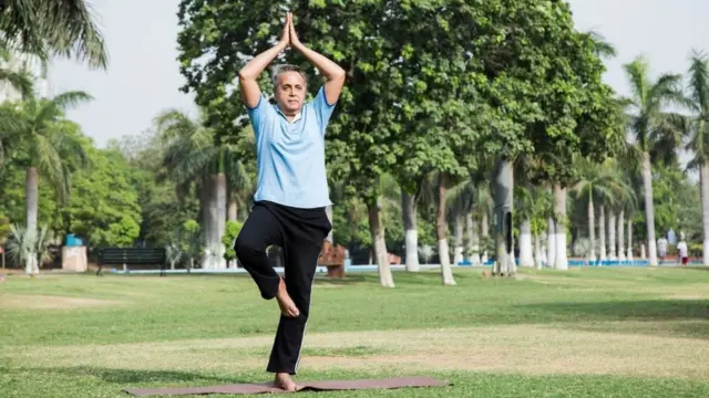 ลุงทำท่าขาเดียว