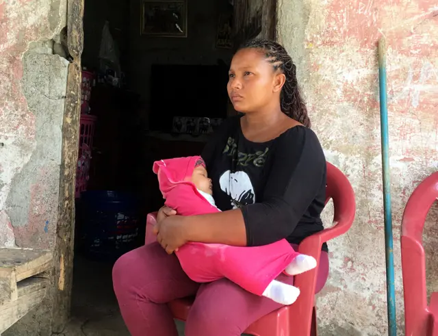 Una madre con su bebé en una de las haciendas de Furukawa