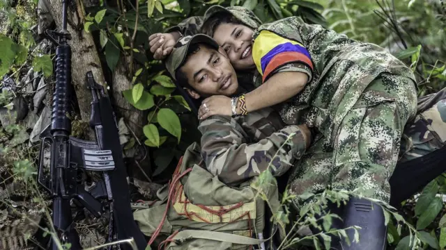 Kirsal kesimde yer alan FARC kamplarındaki gerillalar.