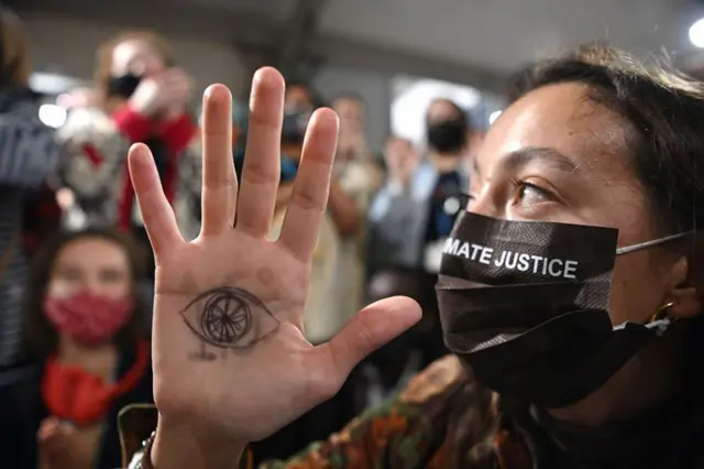 గ్లాస్గోలో కాప్26 సదస్సు ప్రాంగణం బయట నిరసన తెలుపుతున్న శిలాజ ఇంధన వ్యతిరేక ప్రదర్శనకారులు