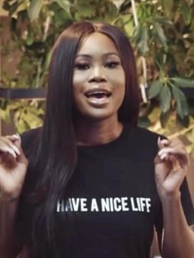 Gros plan d'Oloni lors d'une émission