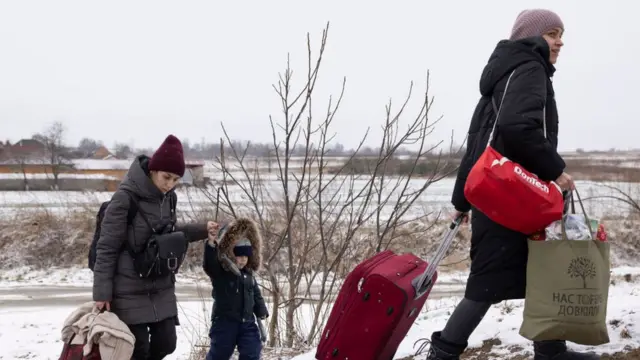 দলে দলে দেশ ছাড়ছে ইউক্রেনবাসী।