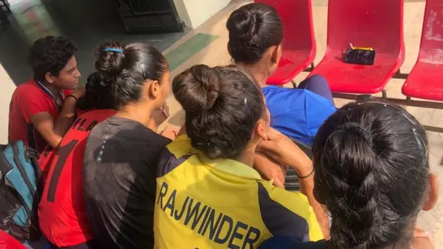 షాబాద్ హాకీ స్టేడియంలో మ్యాచ్ చూస్తున్న యువ క్రీడాకారులు