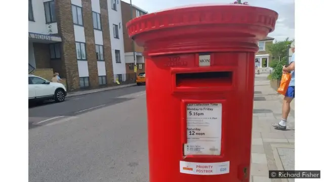 "هفته‌ای یک بار، از لوزه‌ها و بینی‌ام نمونه‌برداری می‌کنم و آن را به یک صندوق پستی ویژه‌ که اداره پست بریتانیا معرفی کرده، می‌فرستم. "