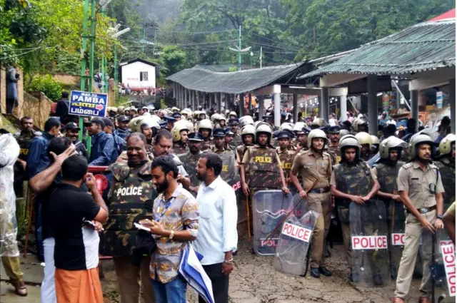 పోలీసుల పహారా