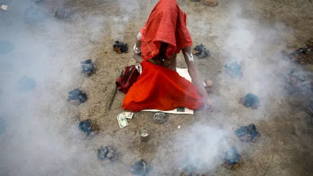 Um Aghori fazendo meditação