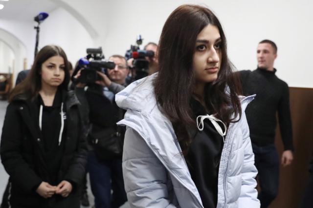Krestina dan Angelina Khachaturyan di pengadilan.