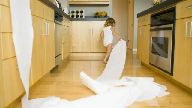 Дівчинка з паперовим рушником