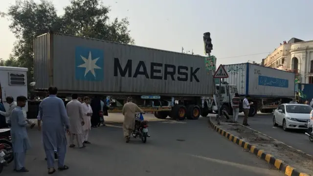 نواز شریف کی وطن واپسی تصاویر میں