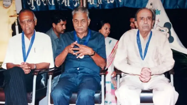 રતિલાલ બોરીસાગર, વિનોદ ભટ્ટ તથા તારક મહેતા (ડાબેથી)ની તસવીર