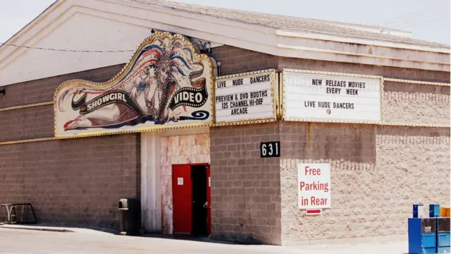 Tabla za Šougrl video je u kasnijim godinama retuširana tako da devojka liči na Trežur