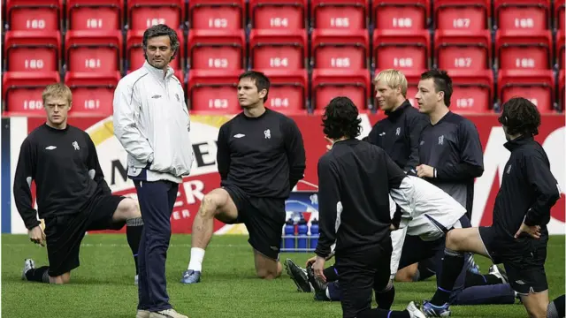 Jose Mourinho dey tok wit im players for Chelsea FC