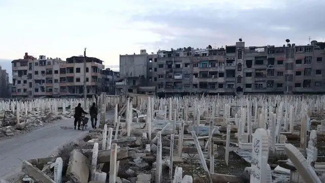 په سوريه کې د دمشق او هومز ترمنځ پرتې سيمې او د لبنان پولو ته نژدې د شيعه گانو د مېشتولو هڅې کېږي.