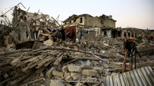 Gence'de 20'den fazla bina yıkıldı