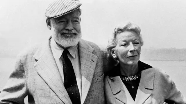 همینگوی در کنار همسرش مری