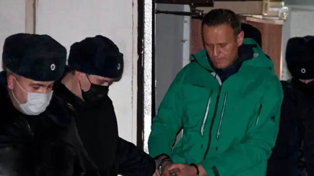 وقتی آقای ناوالنی از آلمان به کشورش بازگشت، در فرودگاه بازداشت شد