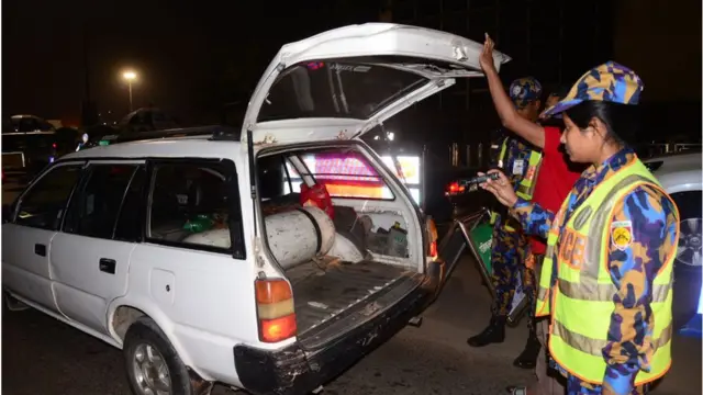 মহাসড়কের নিরাপত্তায় কাজ করছেন হাইওয়ে পুলিশ সদস্যরা।