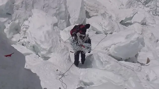 बाटो बनाउँदै