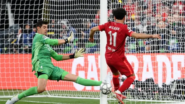 محمد صلاح في مواجهة تيبو كورتوا