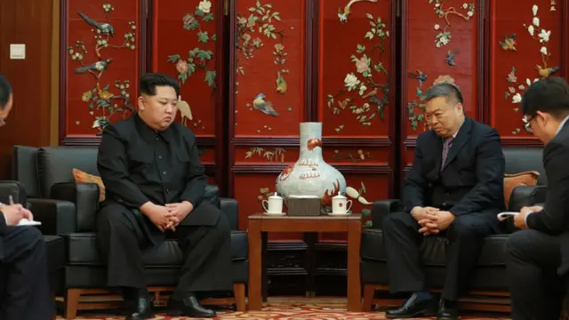 김 위원장이 리진쥔(李進軍) 북한 주재 중국대사를 만나고 병원을 찾아 부상자를 위문하는 사진 4장도 함께 실렸다