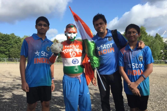 క్రికెట్ అభిమాని సుధీర్తో అభాంగ్, ఆయన కొడుకులు