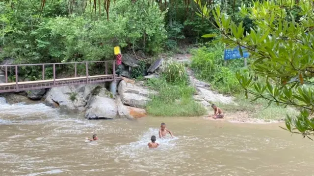 Trẻ em nô đùa và tắm suối
