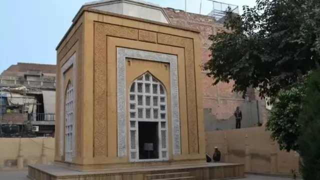 குத்புதீன் ஐபக், போலோ விளையாடும் போது குதிரையில் இருந்து கீழே விழுந்து இறந்தார் என்று வரலாற்றாசிரியர்கள் தெரிவிக்கின்றனர். அவரது கல்லறை லாகூரில் உள்ள அனார்கலி பஜார் அருகே உள்ளது.