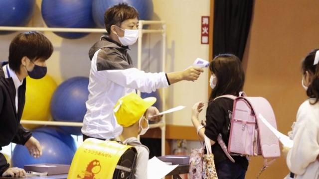 日本某小学为学生检测体温。