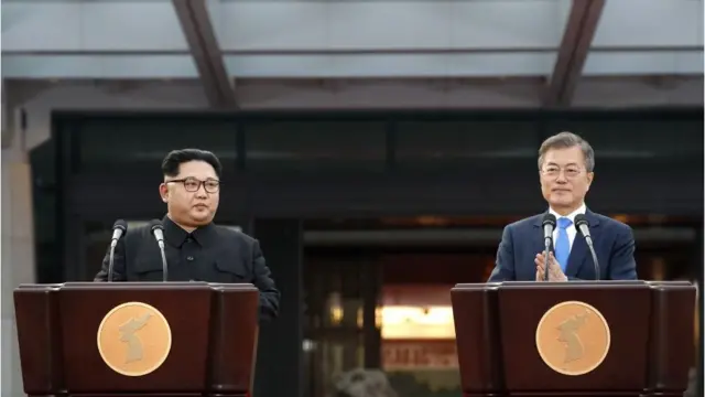 문재인 대통령과 김정은 북한 국무위원장은 2018년 4월 27일 남북정상회담에서 '한반도의 평화와 번영, 통일을 위한 판문점 선언'을 발표하며, 정전협정을 평화협정으로 전환하기로 했다