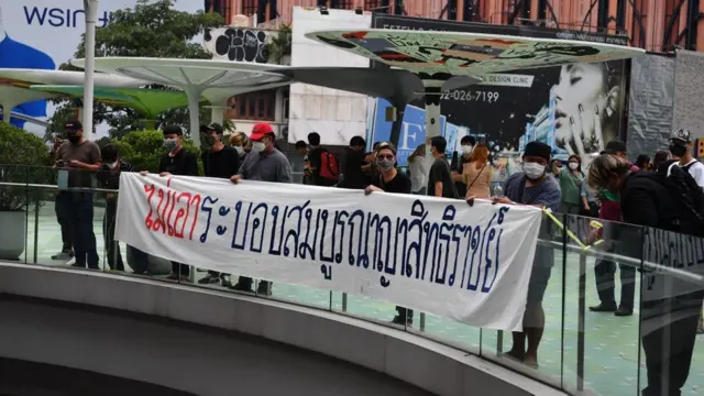 มวลชนรวมตัวกันบนสกายวอล์คที่แยกปทุมวันร่วมกิจกรรมการชุมนุมในวันนี้